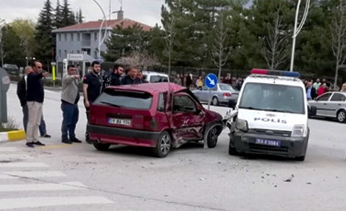 Polis Otosu ile Otomobil Çarpıştı