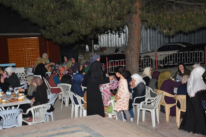 Camii Cemaati Sahurda Bir Araya Geldi