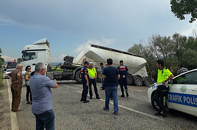 TIR Yan Döndü, Trafik Durdu