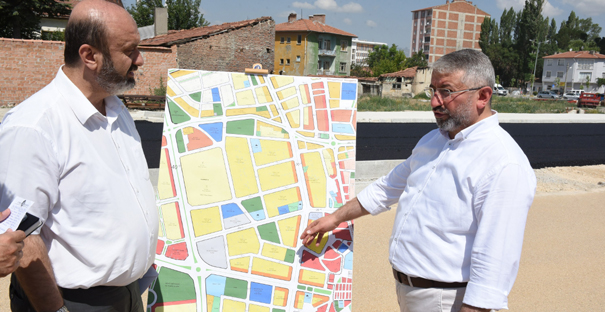 Çöplü Caddesi’nde Asfalt Serimini İnceledi