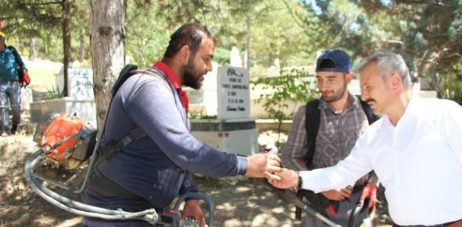 Belediye Çalışanlarına Dondurma Dağıttı