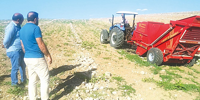 Ziraat Odası Taş Toplama Makinası Aldı