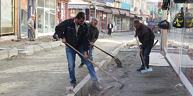 Belediye Caddesinde Hummalı Çalışma