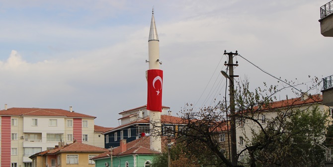 Minareye Türk Bayrağı Astı