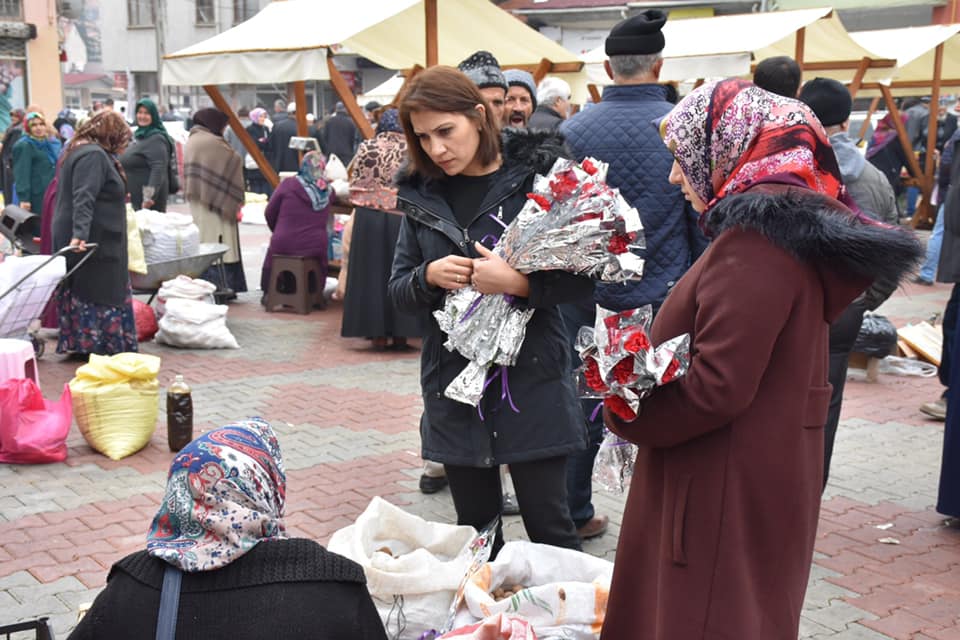 Hilal Masasından Kadınlara Karanfil