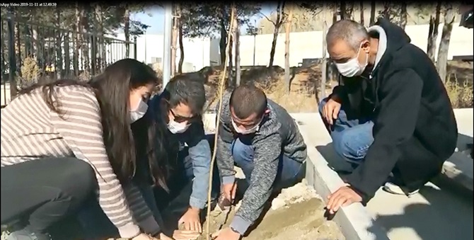 Öğrenciler Kampüste Fidan Dikti