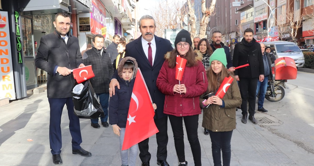 Yunana Tepki İçin, Türk Bayrağı Dağıttılar