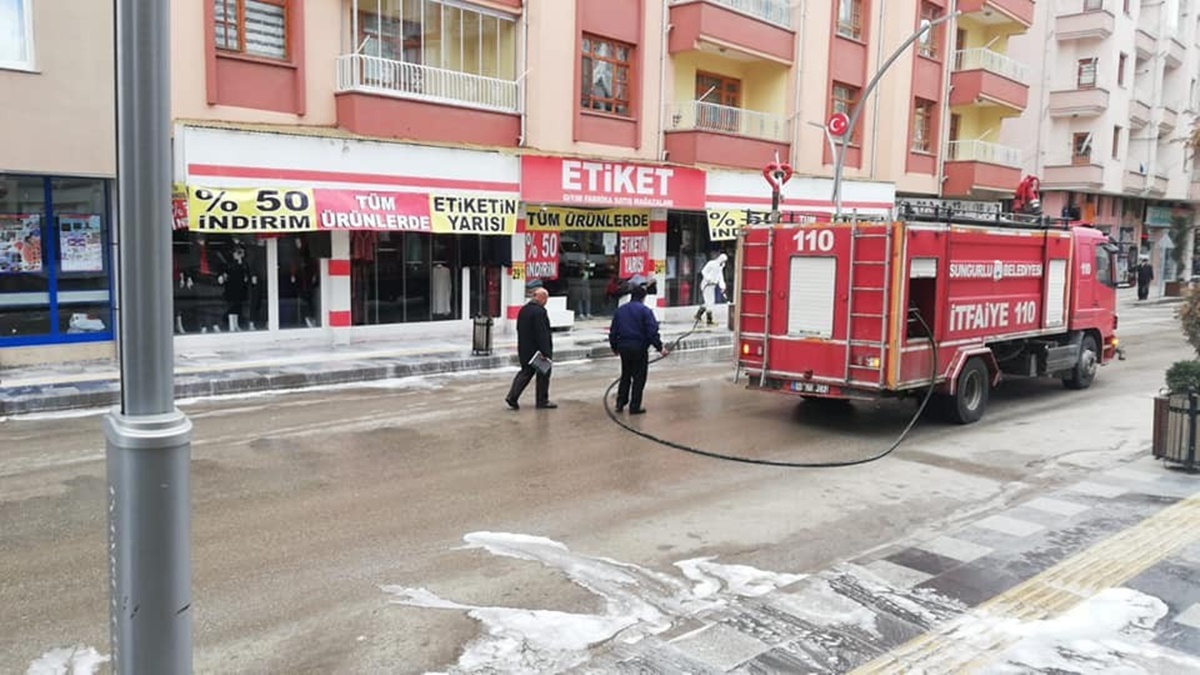 Tanker Tanker Taşıyıp Sokakları Yıkıyorlar