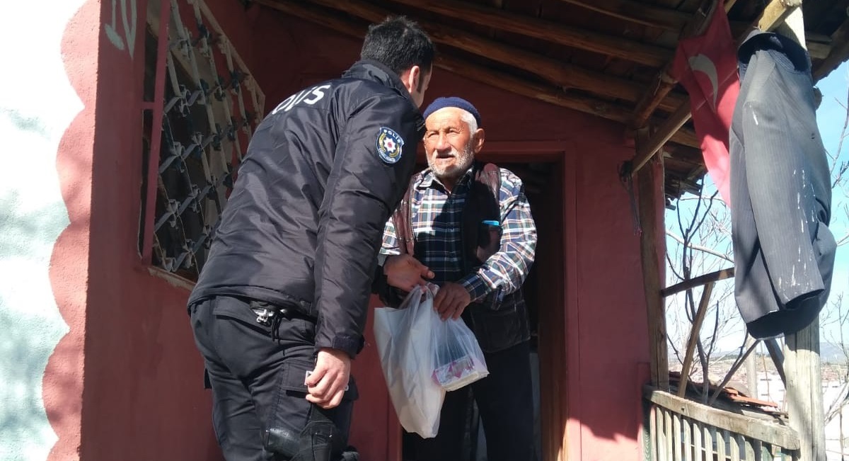 Yaşlıların İhtiyaçlarını Polis Karşılıyor