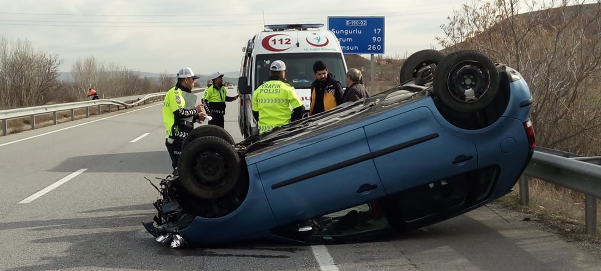 Bariyerlere Çarpan Otomobil Takla Attı