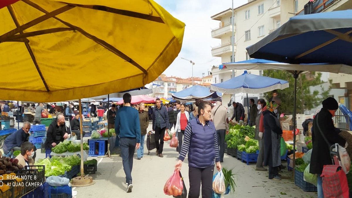 Pazar Yerinde Maske Takma Zorunluluğuna Uyulmadı