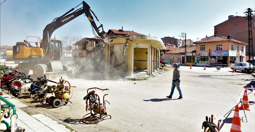 Belediye, Kamulaştırdığı Binaları Yıkıyor