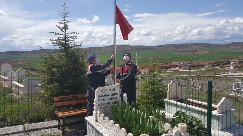 Jandarma Şehit Kabirlerindeki Bayrakları yeniledi