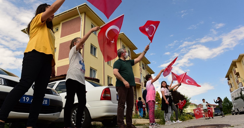 Belediye, Bayram Coşkusunu Evlere Taşıdı