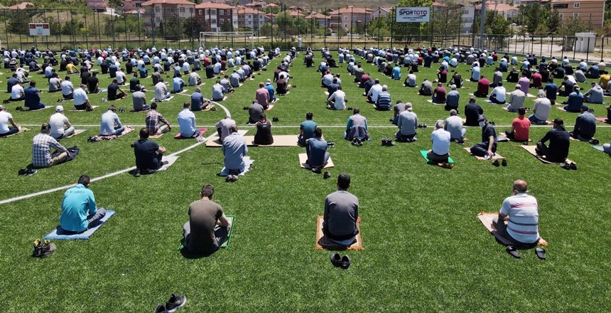 Cuma Namazı İçin Stadyumu Doldu