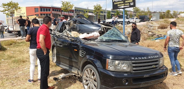 Jeep Hafriyat Kamyonuna Çarptı