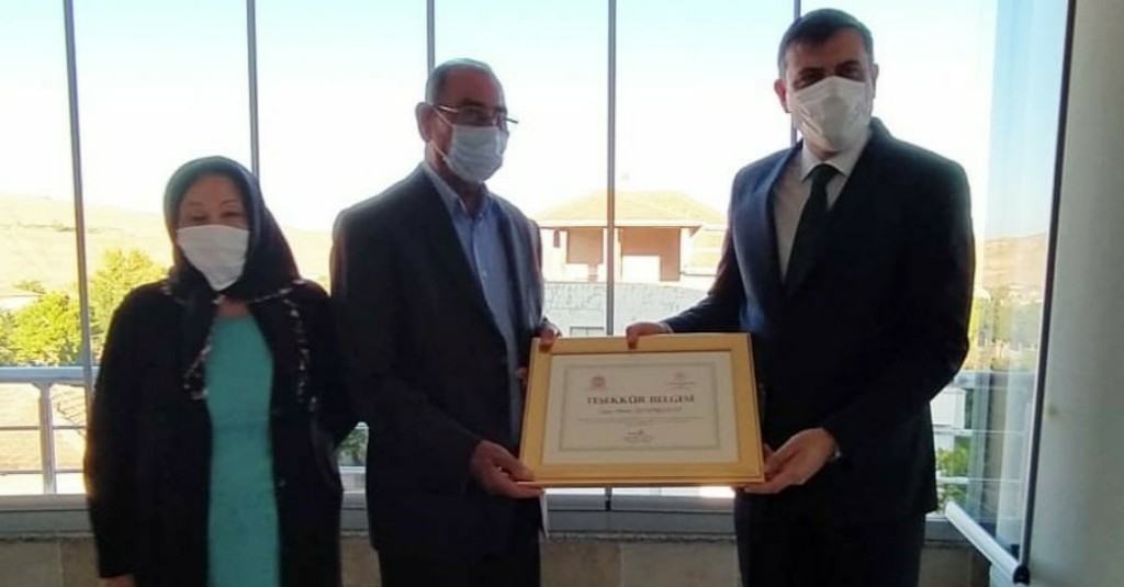 Hayırsever İşadamına Plaket