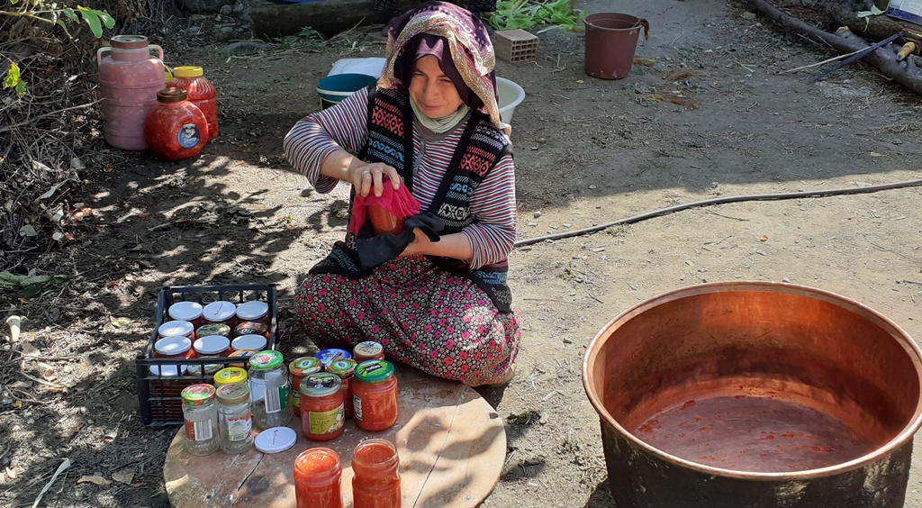 Kadınların Kışlık Yiyecek Mesaisi