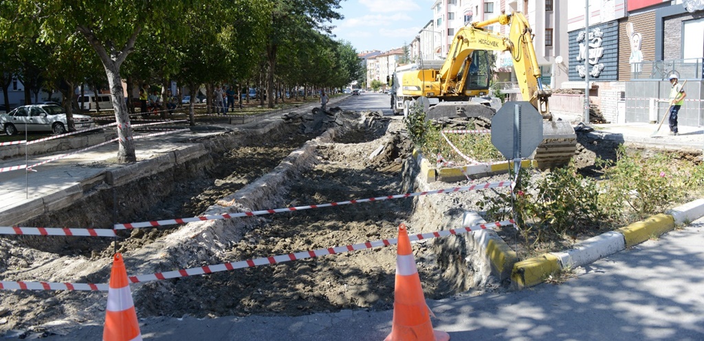 Belediye Varinli Caddesi’ni Yeniliyor