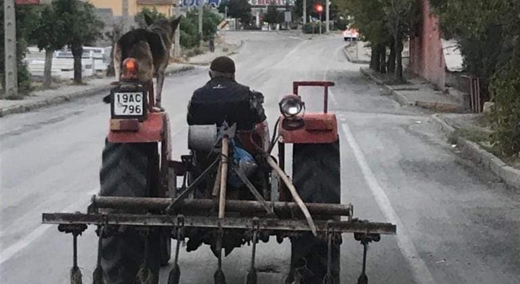 Köpeğini Traktöre Bindiren Çiftçi Gönülleri Fethetti