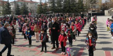 Başöğretmen Atatürk İlkokulu Çanakkale Zaferini Kutladı