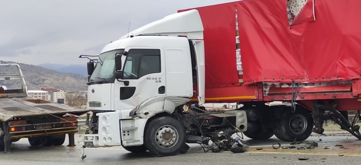 Kontrolden Çıkan TIR Yolu Kapattı