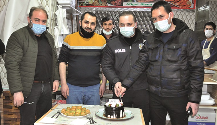 Kavga İhbarına Gelen Polislere Pastalı Kutlama