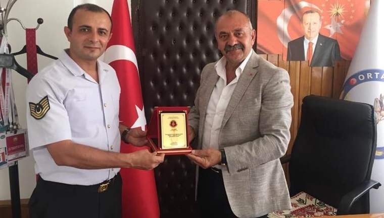 Belediye Başkanı İsbir’e Teşekkür Plaketi