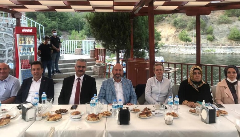 ‘Tüm AK Kadınlara Minnettarız’