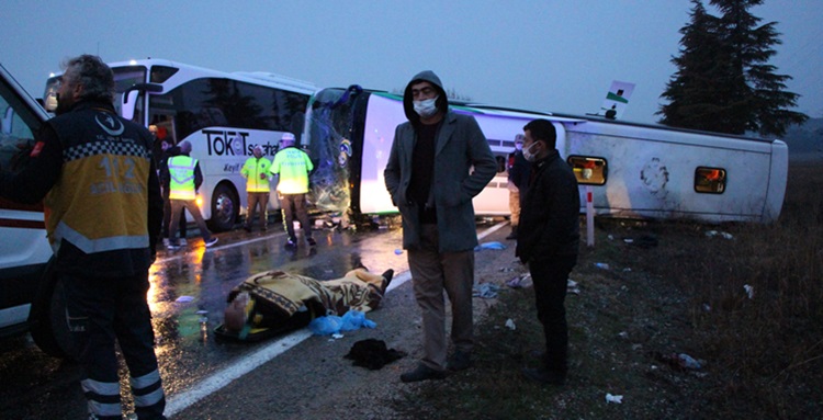 Yolcu Otobüsü Devrildi: 1 Ölü, 19 Yaralı