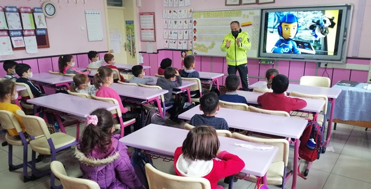 Polisten Öğrencilere Trafik Eğitimi