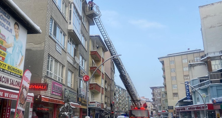 İtfaiye Ekipleri Buz Sarkıtlarını Temizledi