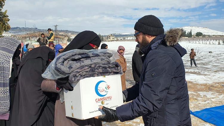 Cansuyu Vatandaşların Yardımına Koşuyor