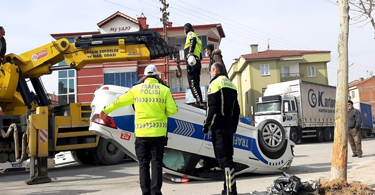 Çorum’da Ağaca Çarpan Polis Aracı Takla Attı