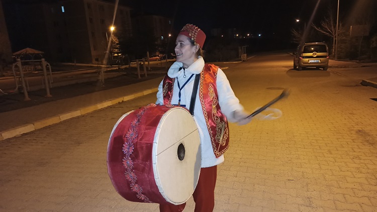 Çorumlular İlk Sahura Kadın Davulcunun Manileriyle Uyandı