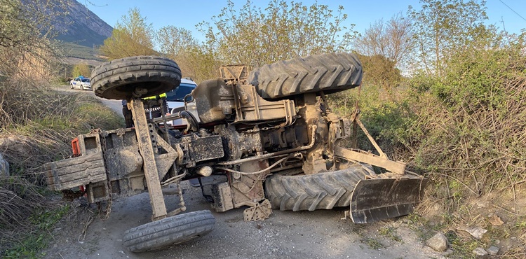 Çorum’da Devrilen Traktörün Sürücüsü Yaralandı