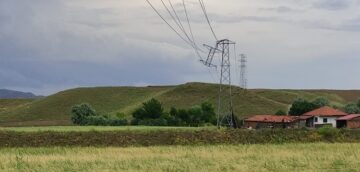 Elektrik Direği Rüzgara Dayanamadı