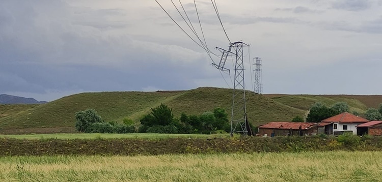 Elektrik Direği Rüzgara Dayanamadı