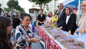 MHP Teşkilatı Aşure Dağıttı