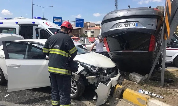 Ölüm Kavşağında Yine Kaza : 3 Yaralı