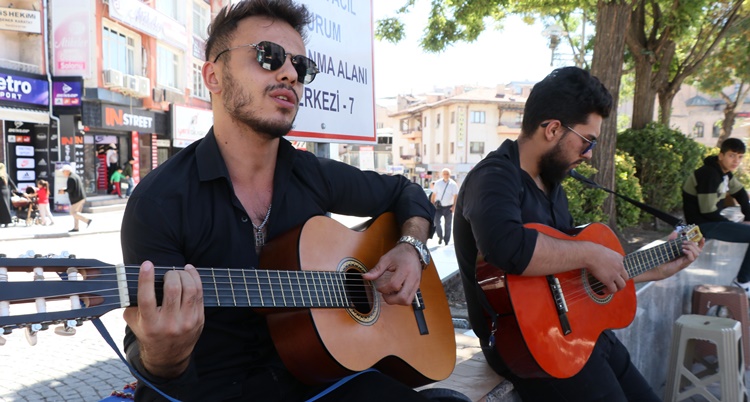 Ertaş’ın Türkülerini Çorumlu Söyledi, Aksaraylılar Dinledi