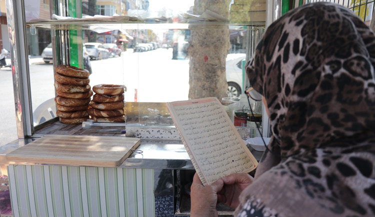 Çorumlu Döndü Kelleci 25 Yıldır Alanya’da Simit Satıyor