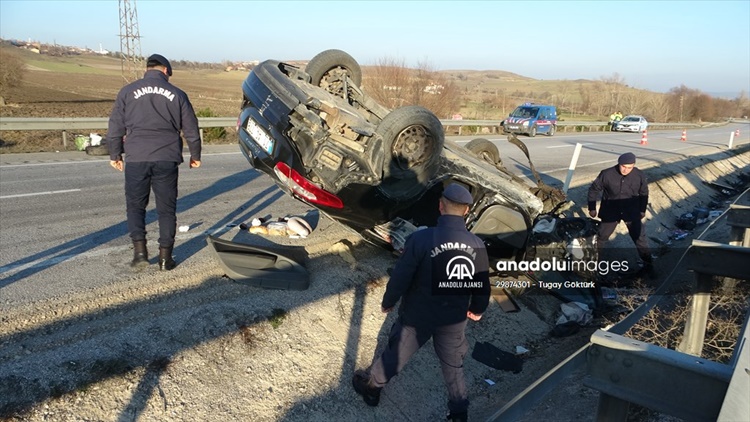 Takla Atan Otomobildeki Aynı Aileden 4 Kişi Yaralandı