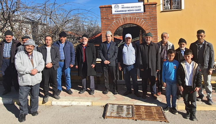 İmam Çalıştığı Köy Camisinin Bakımını Özenle Yapıyor