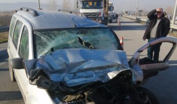 Çorum’da Tıra Çarpan Otomobildeki 2 Kişi Yaralandı