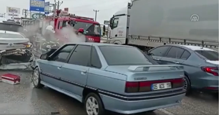 Zincirleme Trafik Kazasında 5 Kişi Yaralandı