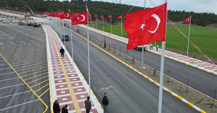 Şehitlik Caddesi Bayraklarla Donatıldı