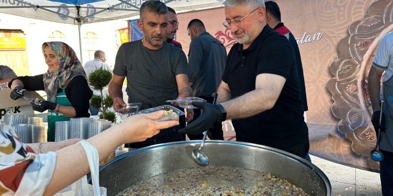 Belediyeden Aşure İkramı