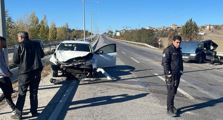 Otomobiller Çarpıştı: 3 Kişi Yaralandı