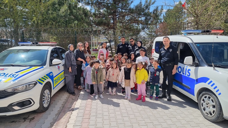 Minik Öğrencilerden Polis Teşkilatına Anlamlı Ziyaret